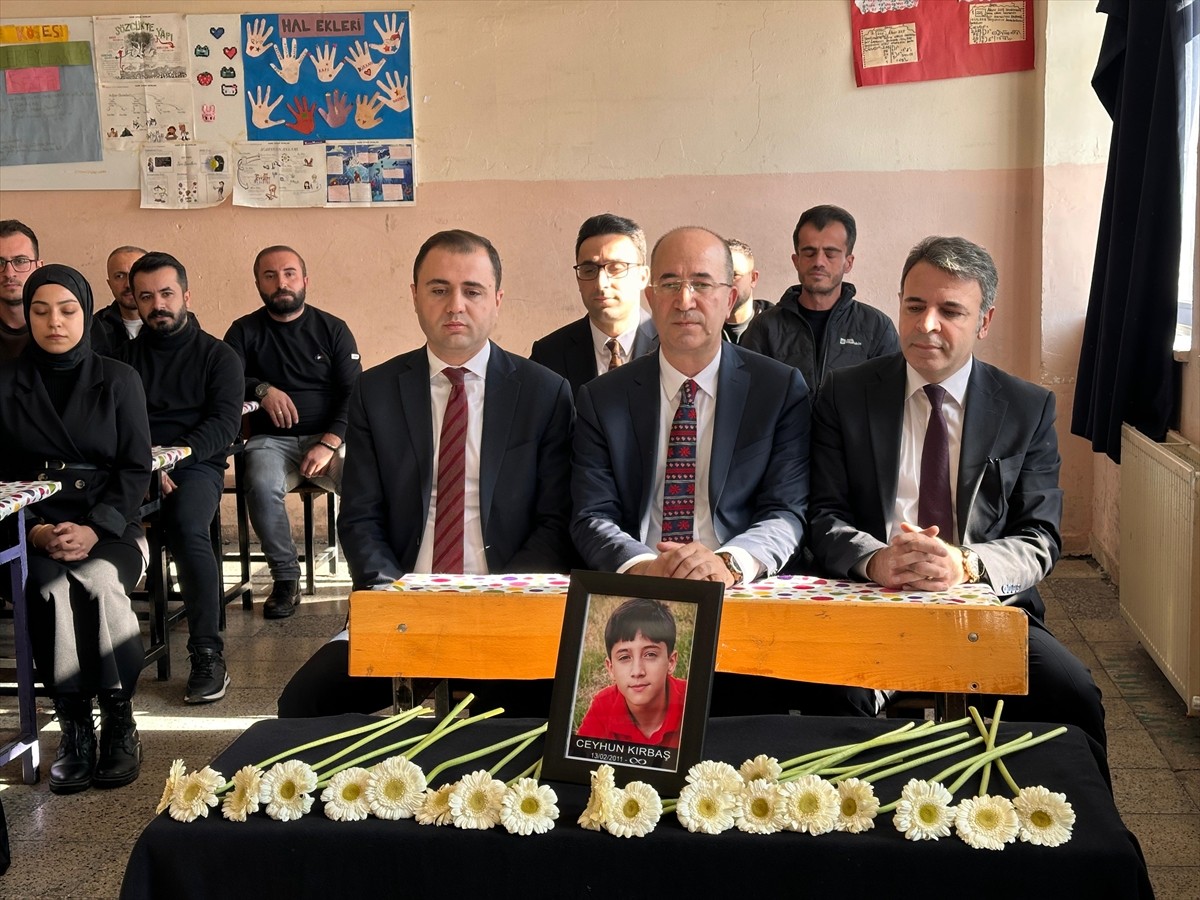 Hakkari'nin Yüksekova ilçesinde dağdan kopan kaya parçasının yolcu minibüsüne isabet etmesi sonucu...