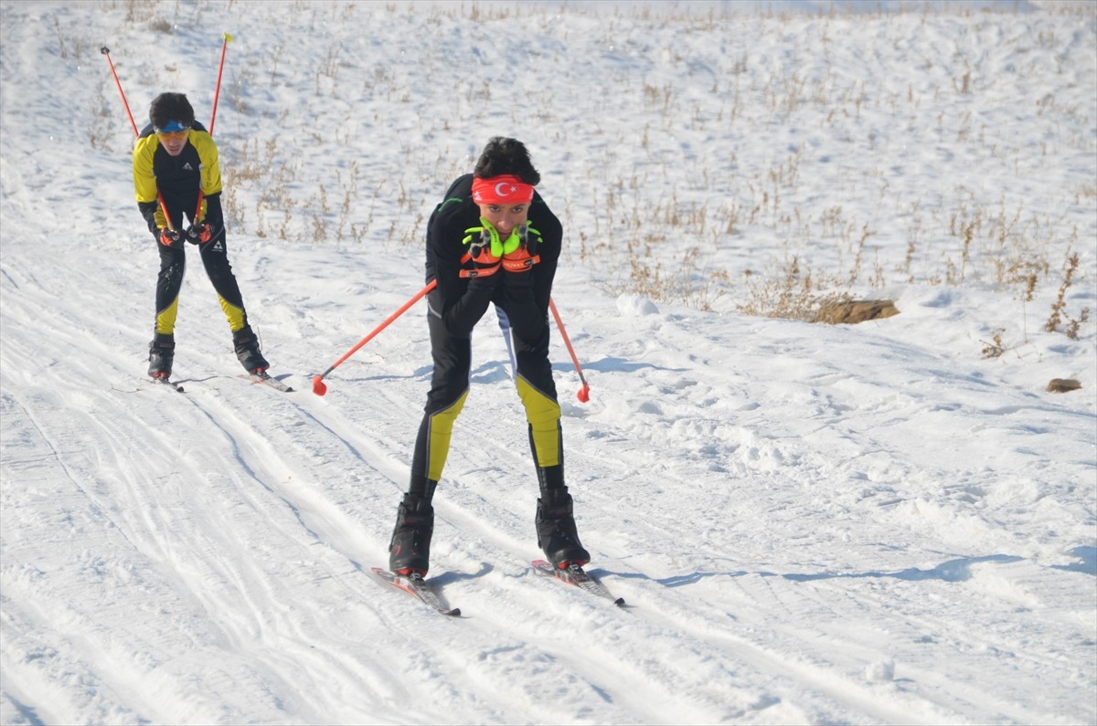 Hakkari'nin Yüksekova ilçesinde Kayaklı Koşu İl Birinciliği Yarışması yapıldı. Gençlik ve Spor İl...