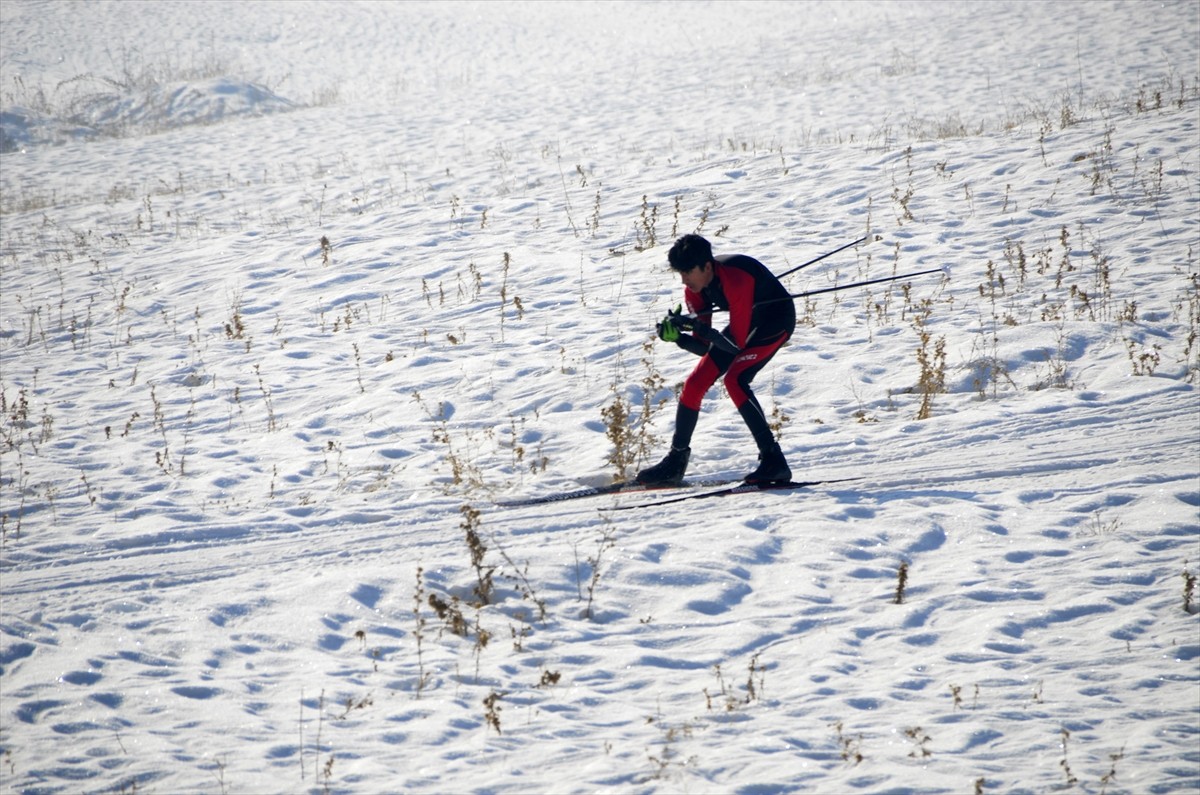 Hakkari'nin Yüksekova ilçesinde Kayaklı Koşu İl Birinciliği Yarışması yapıldı. Gençlik ve Spor İl...