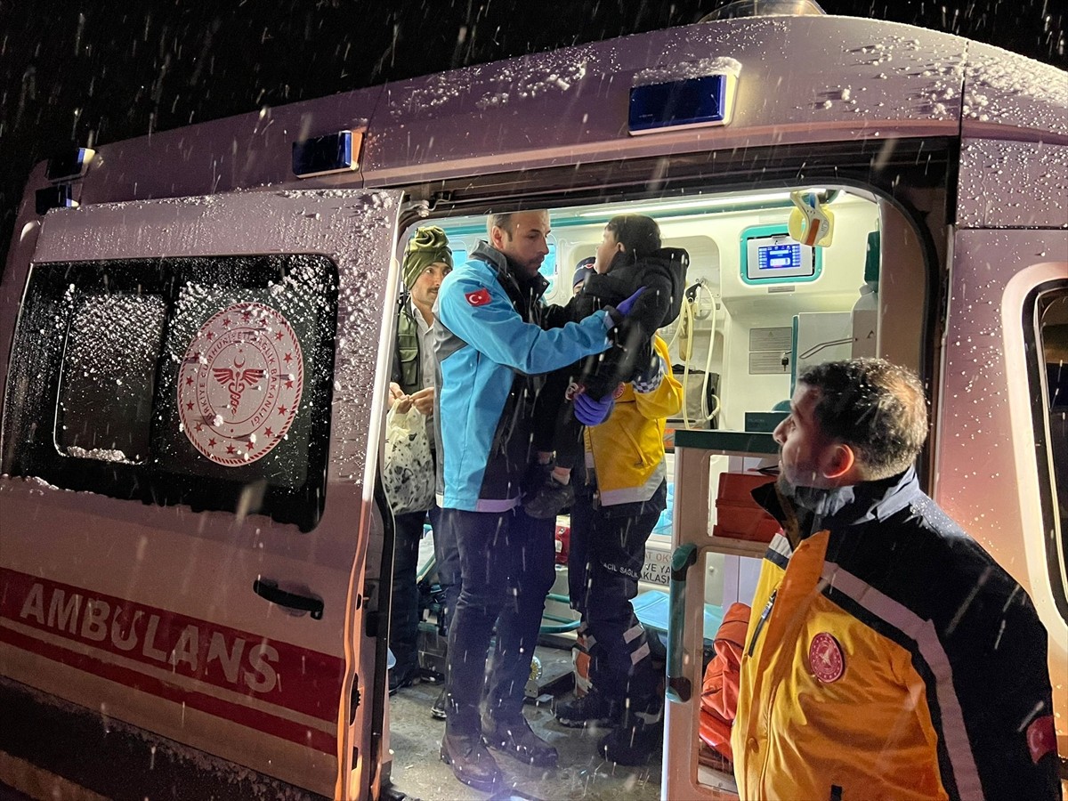 Hakkari'nin Yüksekova ilçesinde yolu kardan kapanan mezrada yataktan düşerek fenalaşan 3 yaşındaki...