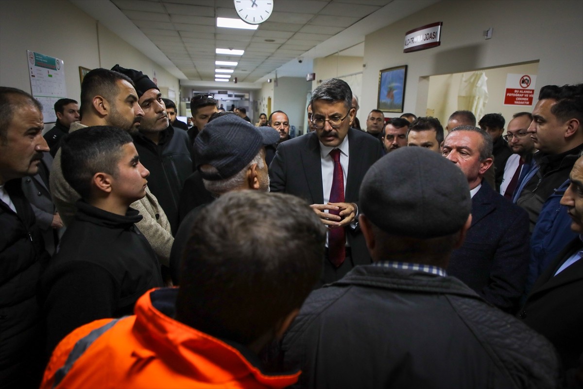 Hakkari Valisi ve Belediye Başkan Vekili Ali Çelik, çöp kamyonunun şarampole yuvarlandığı kazada...