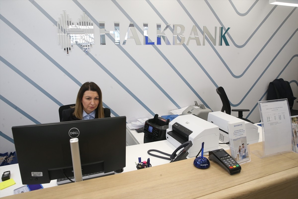 Halkbank, 2015'ten bu yana faaliyet gösterdiği Sırbistan'da 44'üncü şubesini başkent Belgrad'da...
