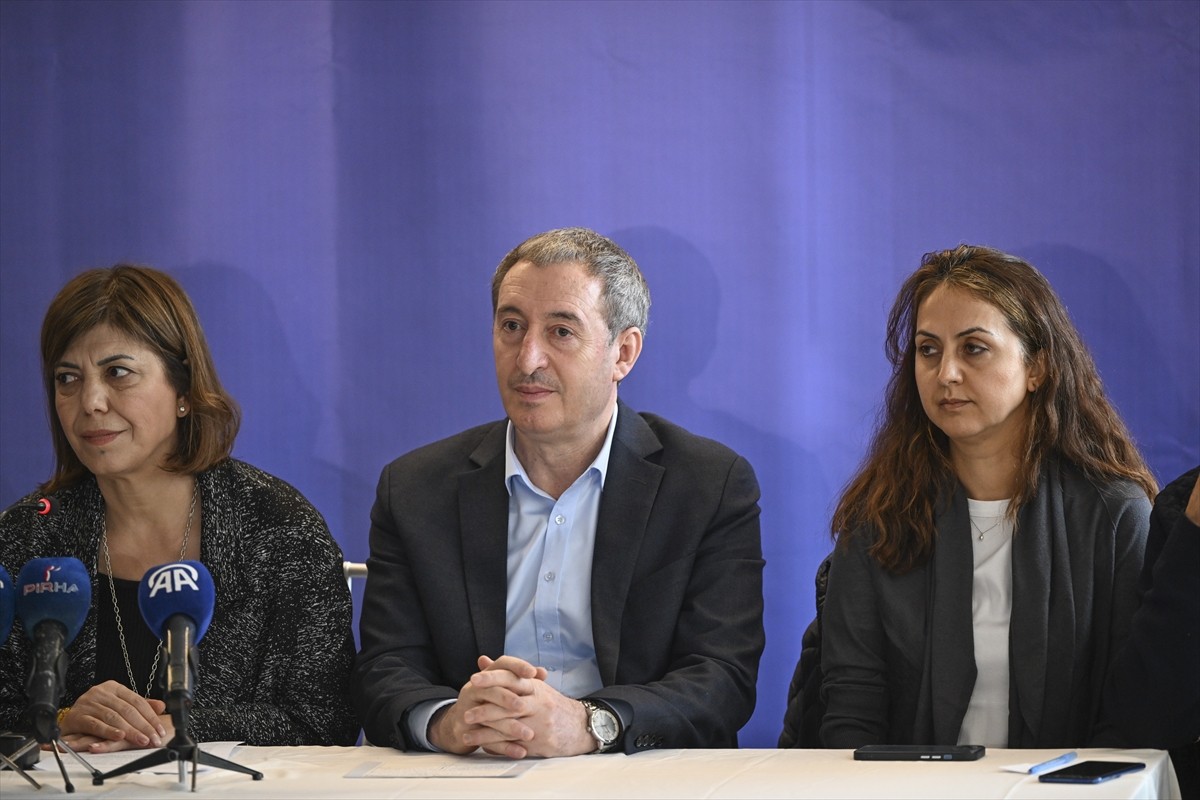 Halkların Demokratik Kongresi (HDK), Beyoğlu Taksim'deki bir otelde "Barış için 1 milyon imza"...