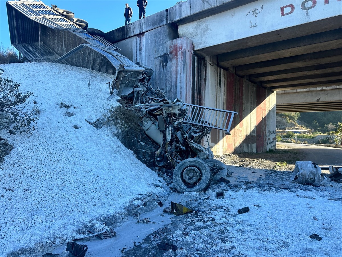 Hatay'ın Dörtyol ilçesinde 2 tır, kamyonet ve otomobilin karıştığı kazada, 1 kişi hayatını...