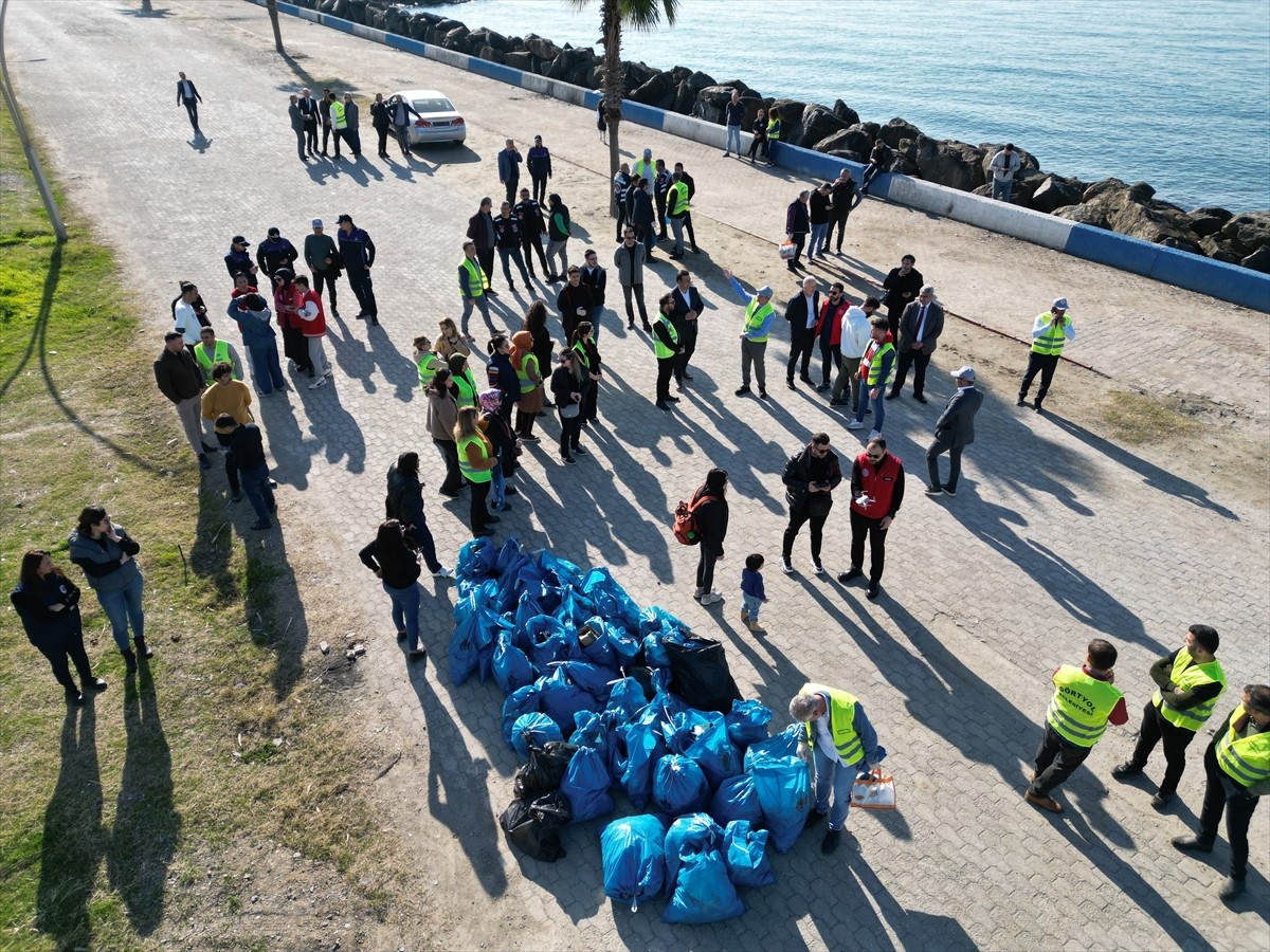 Hatay'ın Dörtyol ilçesinde öğrenciler "Temiz Bir Dörtyol İçin Ele Ele" etkinliği kapsamında...