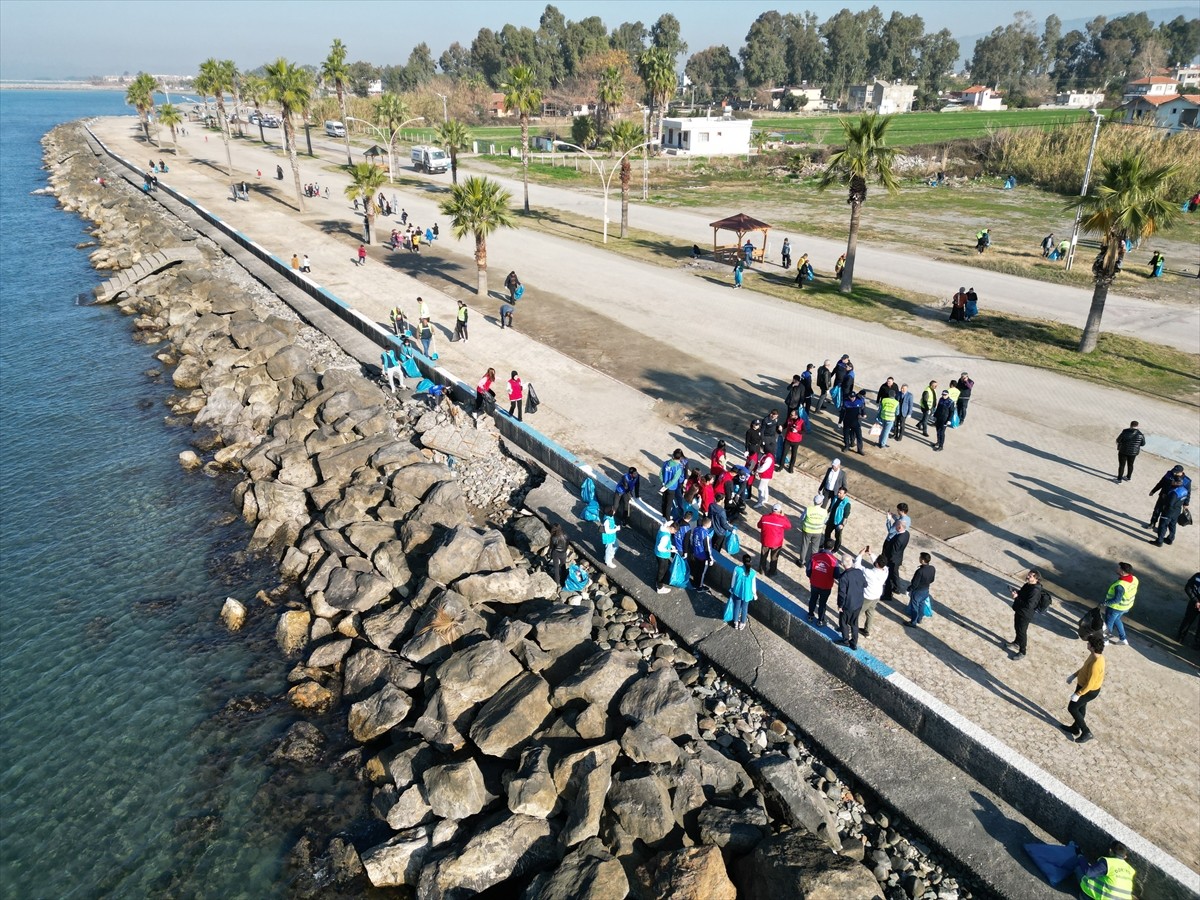 Hatay'ın Dörtyol ilçesinde öğrenciler "Temiz Bir Dörtyol İçin Ele Ele" etkinliği kapsamında...