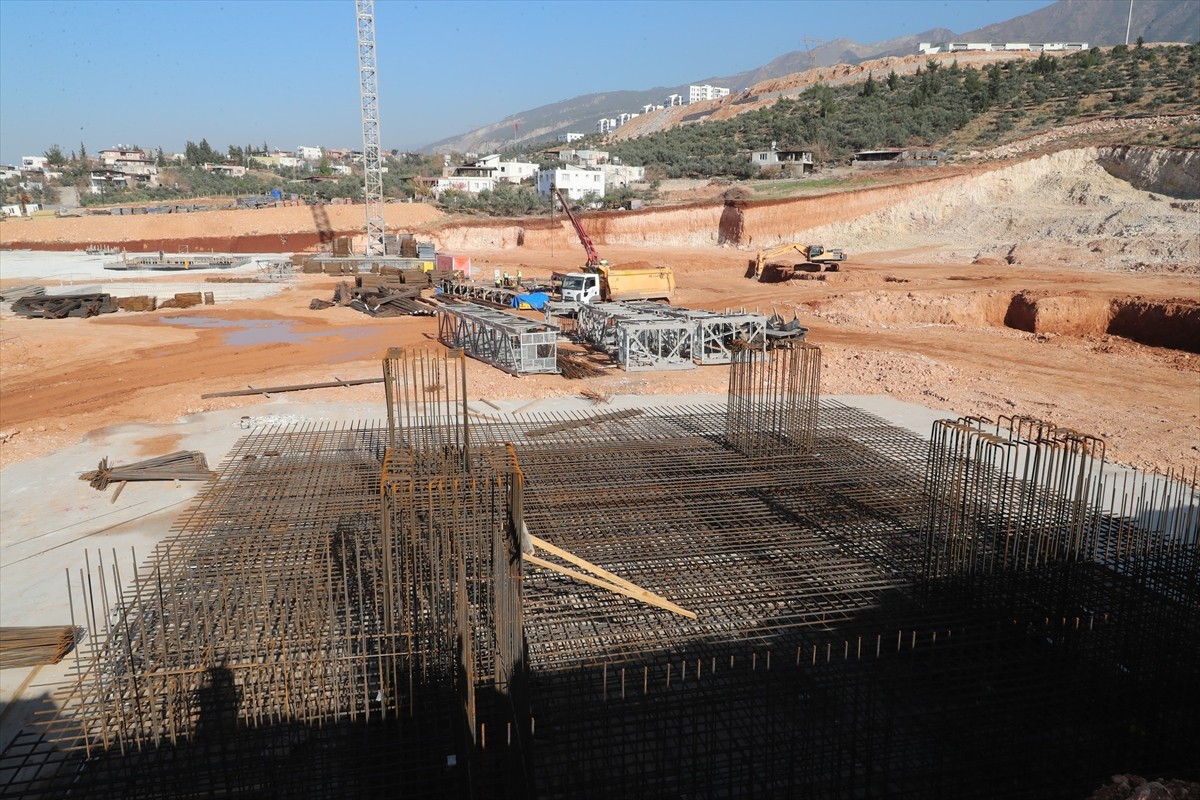 Hatay'ın İskenderun ilçesinde yapımına başlanan 600 yataklı devlet hastanesi inşaatı devam ediyor....