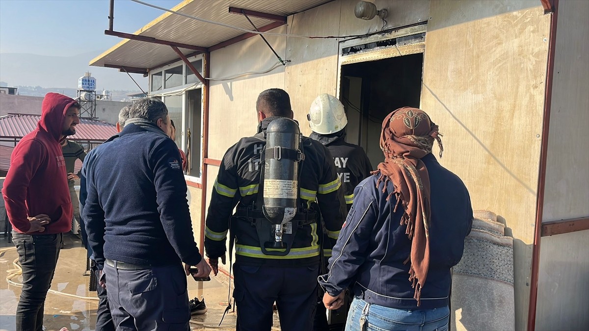Hatay'ın Kırıkhan ilçesinde, bir binanın çatı katında çıkan yangında dumandan etkilenen 2 kişi...