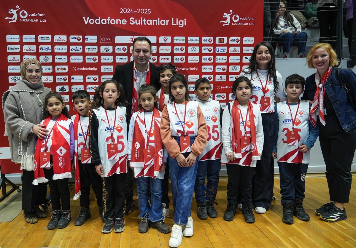 Hatay'ın Kırıkhan ilçesinde soğan torbalarını dikerek voleybol filesi yapan ve sosyal medyada ilgi...