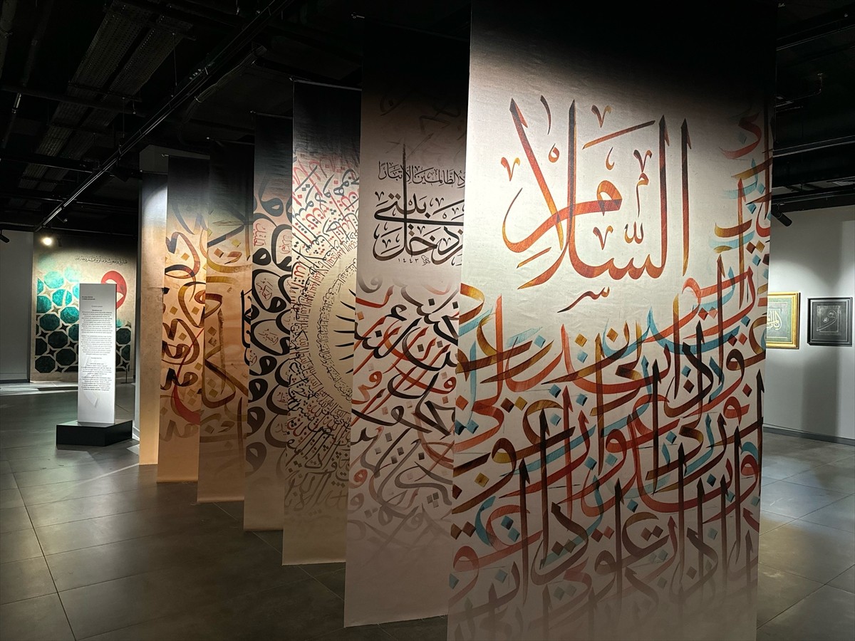 Hattat Mustafa Cemil Efe'nin 111 hüsnühat eseri ile çeşitli enstalasyonların yer aldığı "İnşirah"...