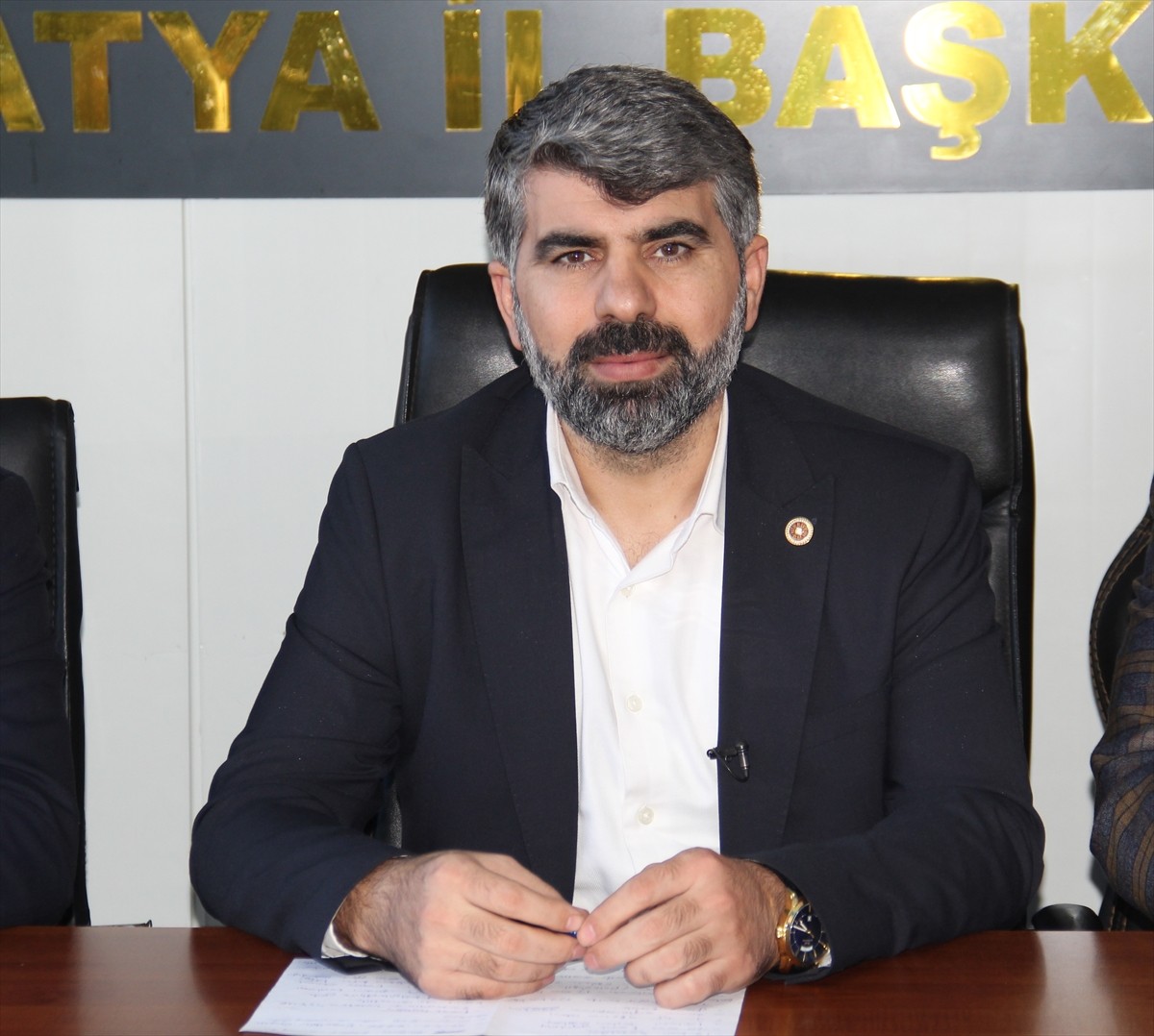 HÜDA PAR Genel Başkan yardımcıları Faruk Dinç (ortada) ile Mahmut İrtem (solda), partisinin...