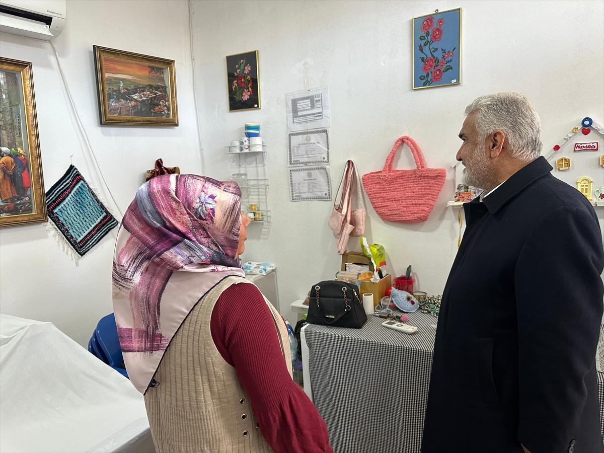 Hür Dava Partisi (HÜDA PAR) Genel Başkanı Zekeriya Yapıcıoğlu (sol 2), Adıyaman'ın Kahta ilçesinde...