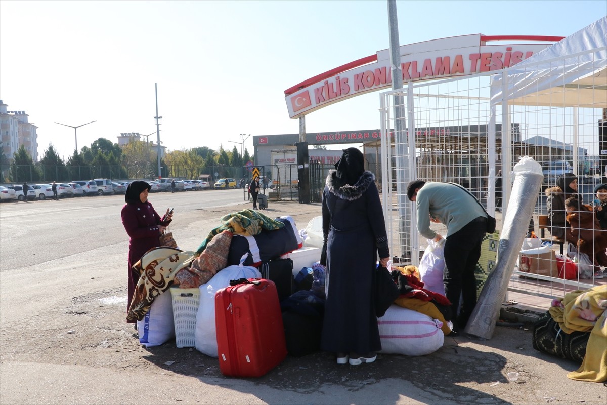 İç savaş nedeniyle Türkiye'ye sığınan Suriyelilerin 61 yıllık Baas rejiminin devrilmesi sonrasında...