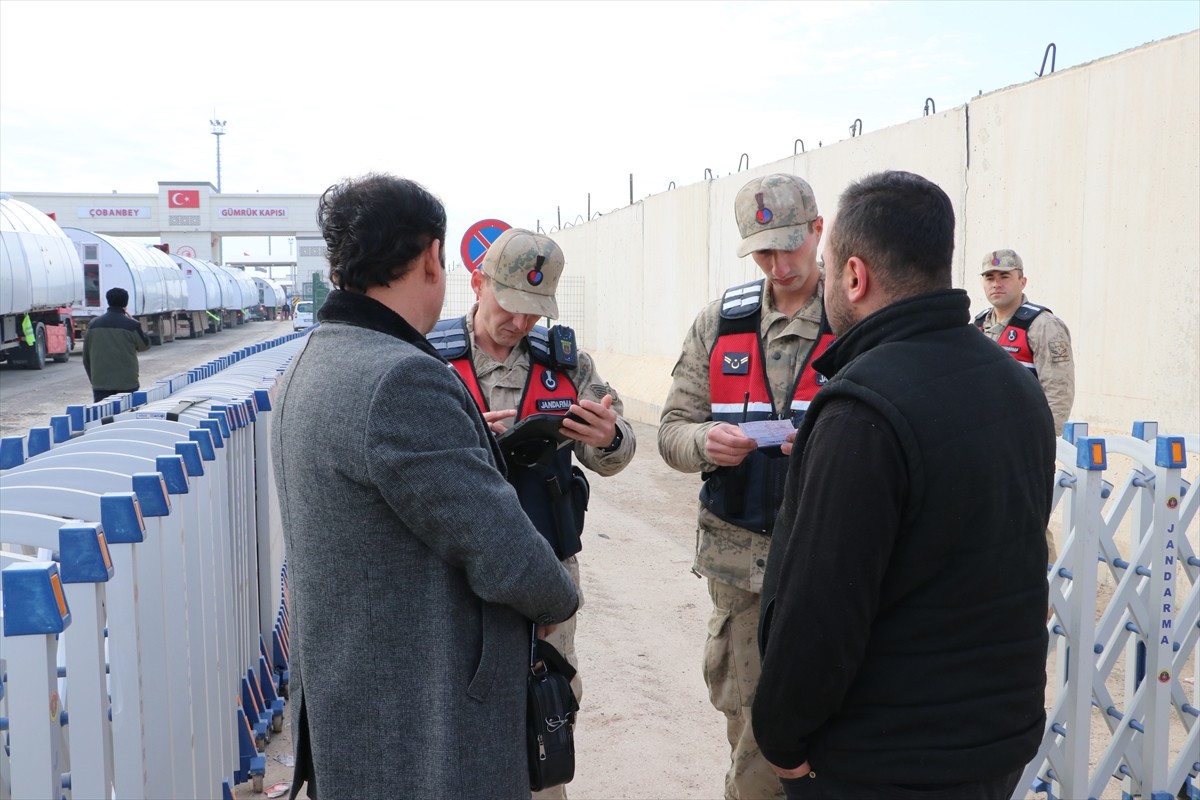 İç savaş nedeniyle Türkiye'ye sığınan Suriyelilerin 61 yıllık Baas rejiminin devrilmesi sonrasında...