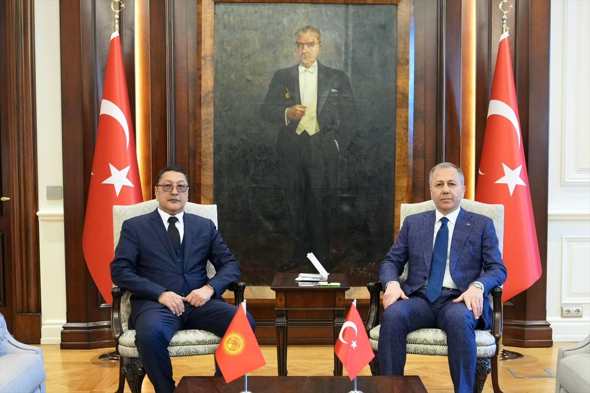 İçişleri Bakanı Ali Yerlikaya, Kırgızistan Acil Durumlar Bakanı Boobek Ajikeyev ve beraberindeki...