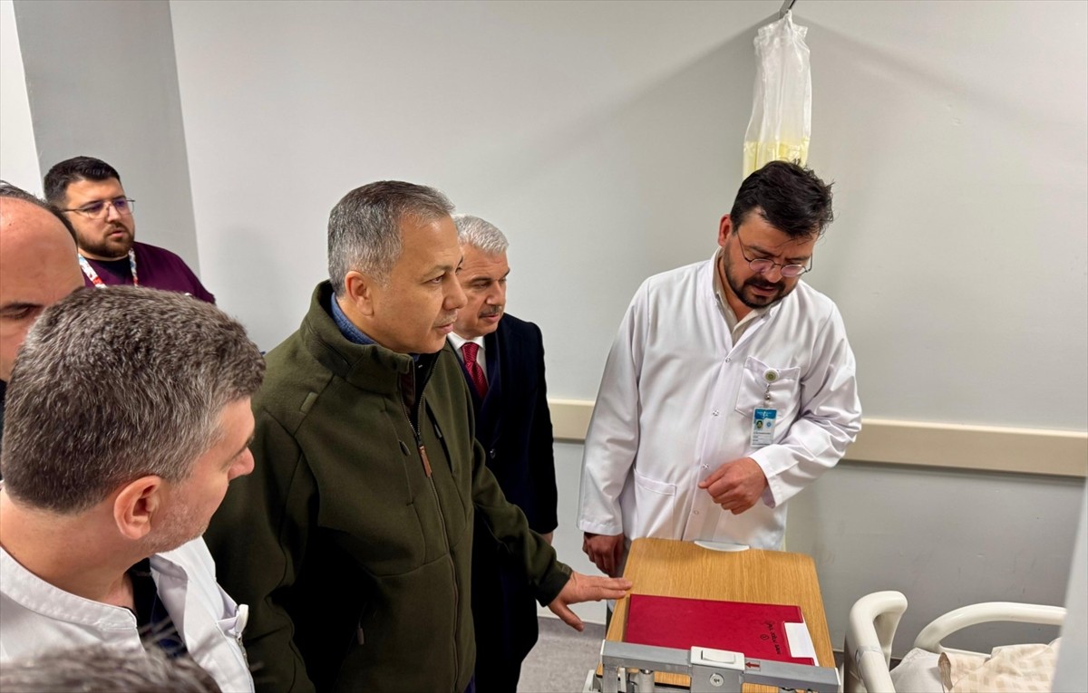 İçişleri Bakanı Ali Yerlikaya, Konya'nın Selçuklu ilçesinde çöken binanın enkazından kurtarılan 3...