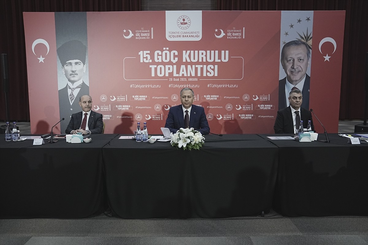 İçişleri Bakanı Yerlikaya (ortada), 15.Göç Kurulu Toplantısı'na katıldı. 