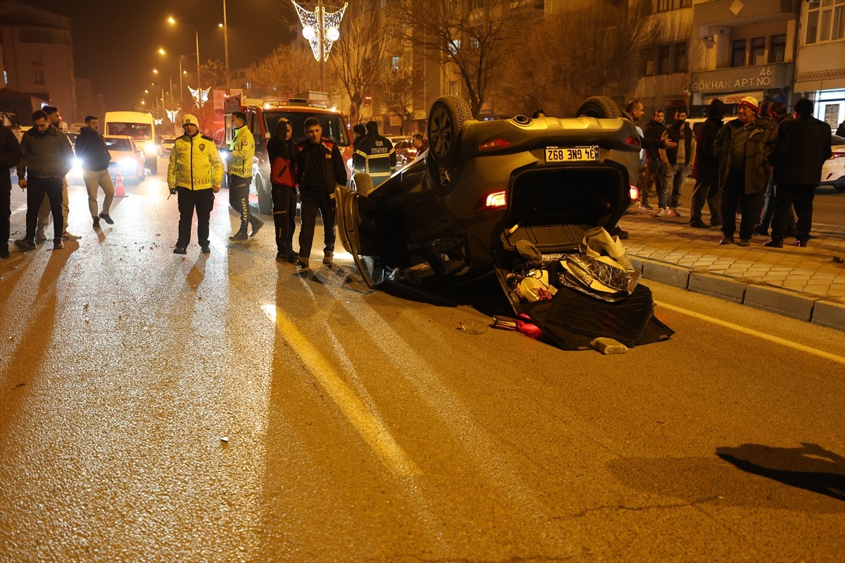 Iğdır'da, park halindeki araca çarptıktan sonra devrilen otomobilin sürücüsü yaralandı.