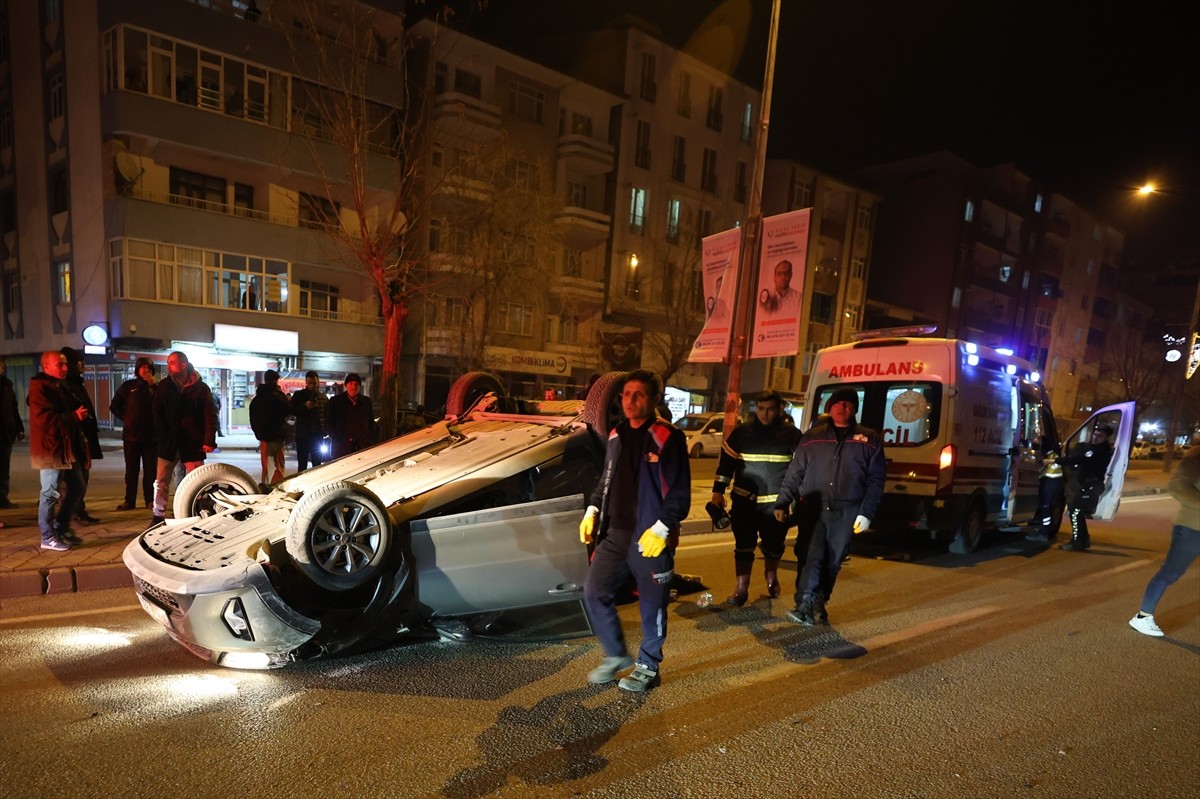 Iğdır'da, park halindeki araca çarptıktan sonra devrilen otomobilin sürücüsü yaralandı.