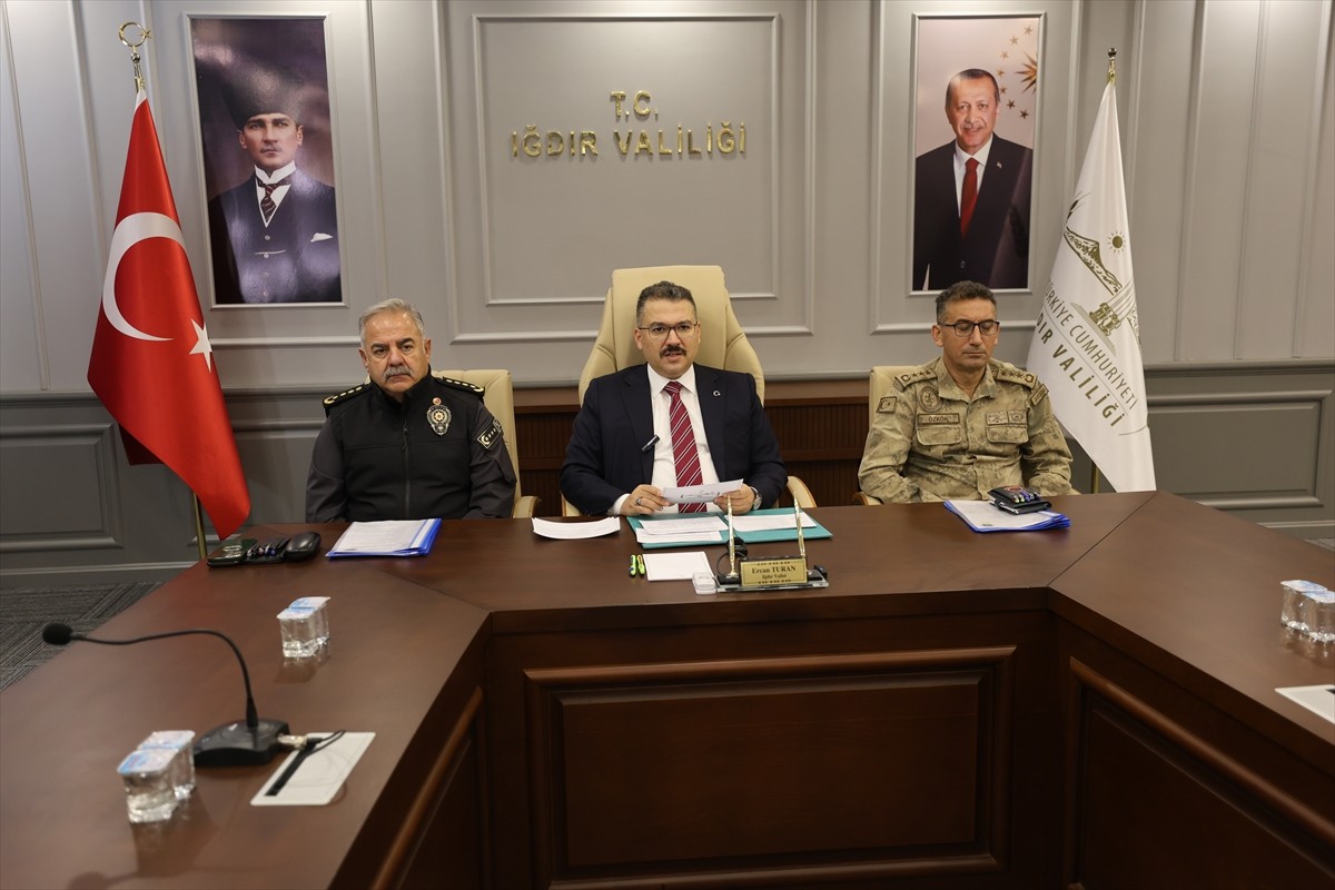 Iğdır Valisi Ercan Turan (ortada), güvenlik güçlerinin 2024 yılında asayişten, terörle mücadeleye...