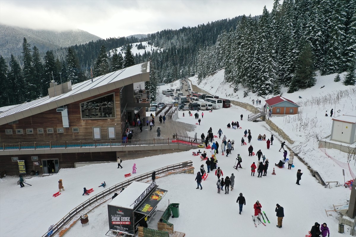 Ilgaz Dağı'ndaki Yurduntepe Kayak Merkezi'nde yarıyıl tatili ve hafta sonu nedeniyle yoğunluk...