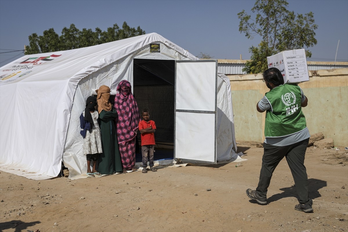 İnsan Hak ve Hürriyetleri (İHH) İnsani Yardım Vakfı, 2024'te 161 konteyner insani yardım malzemesi...