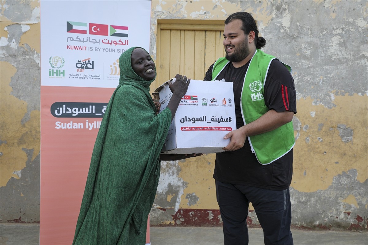 İnsan Hak ve Hürriyetleri (İHH) İnsani Yardım Vakfı, 2024'te 161 konteyner insani yardım malzemesi...