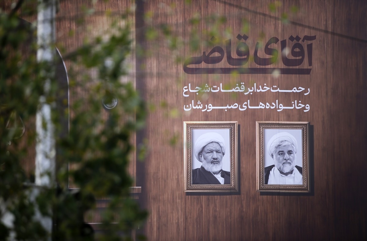 İran'ın başkenti Tahran'daki Yüksek Mahkeme önünde düzenlenen silahlı saldırıda 2 Yargıtay hakimi...