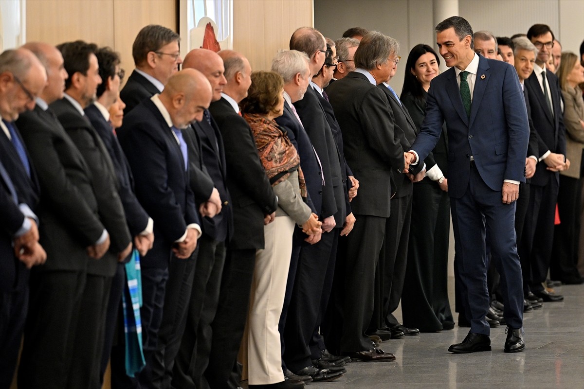 İspanya Başbakanı Pedro Sanchez (sağda), başkent Madrid'de 2 gündür devam eden ve bugün sona...
