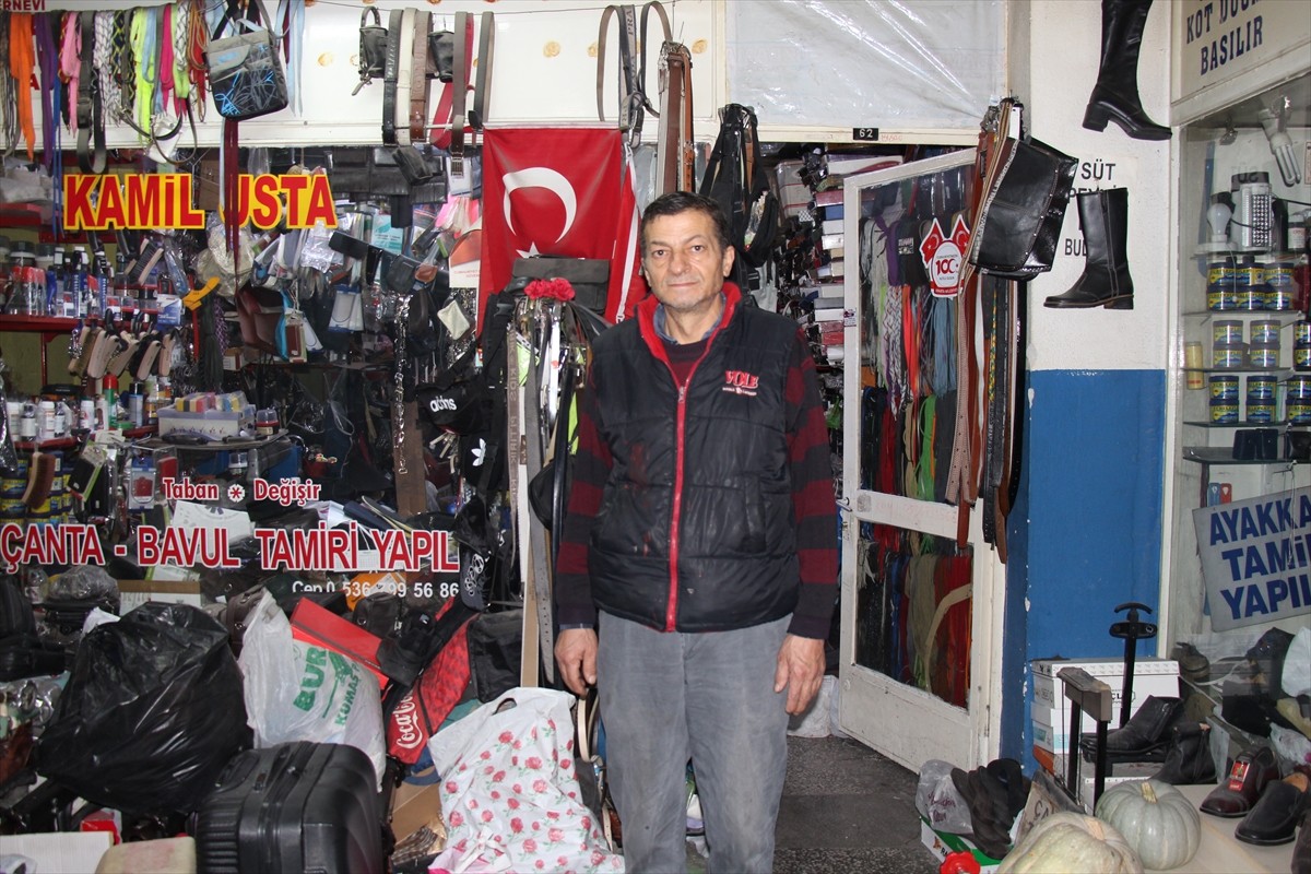Isparta'da ayakkabı tamirciliği yapan 55 yaşındaki Kamil Samanlı, mesleğini 45 yıldır ilk günkü...