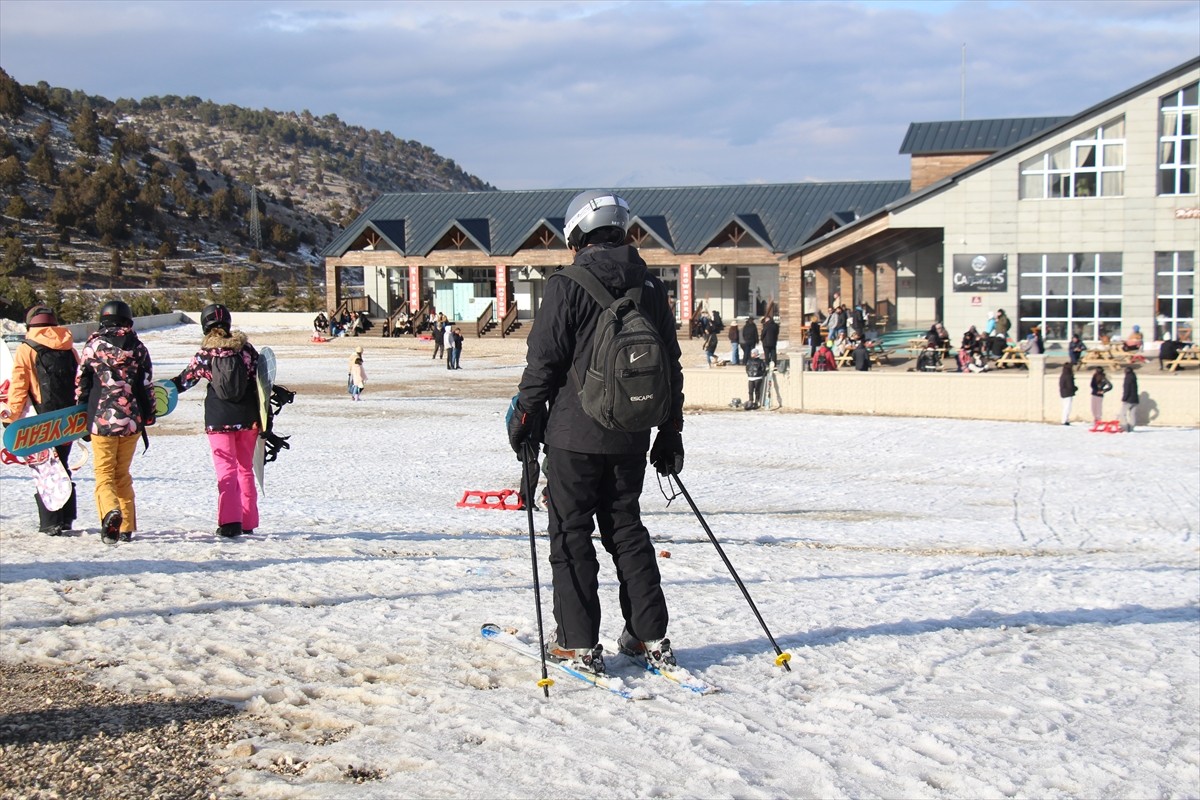 Isparta'da bulunan Davraz Kayak Merkezi, iki haftada yaklaşık 100 bin kişiyi konuk etti.