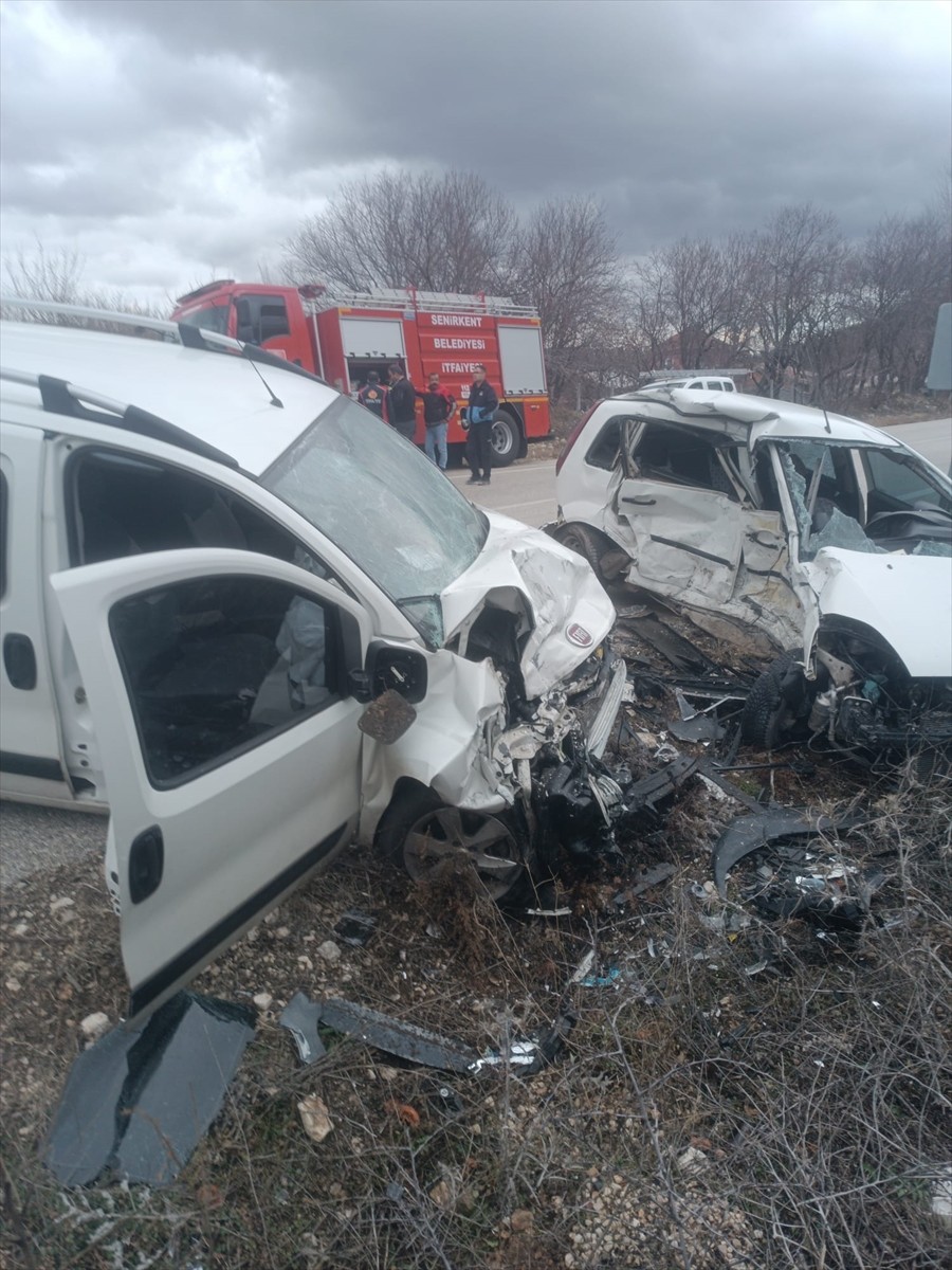 Isparta'da kamyonet ile otomobilin çarpışması sonucu 1 kişi hayatını kaybetti, 1 kişi...