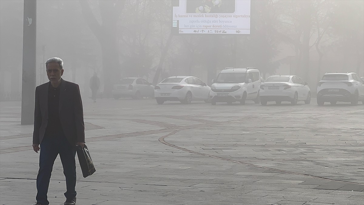 Isparta'da kent genelinde sis etkili oldu.