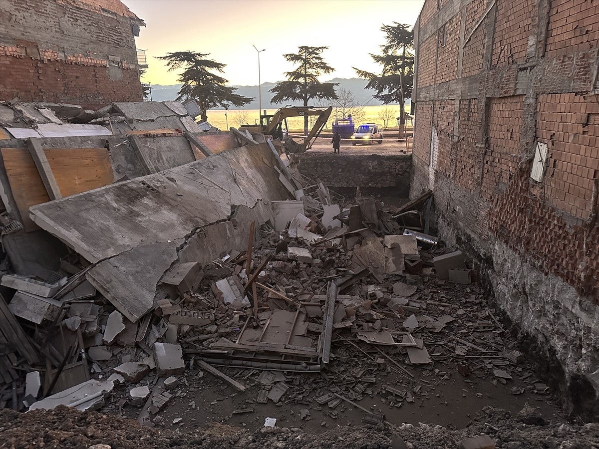 Isparta'nın Eğirdir ilçesinde yazlık olarak kullanılan 3 katlı bina çöktü.