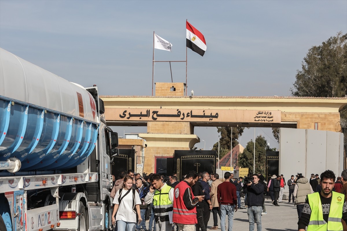 İsrail ile Hamas arasında varılan ateşkes anlaşmasının yürürlüğe girmesinin ardından, yardım...