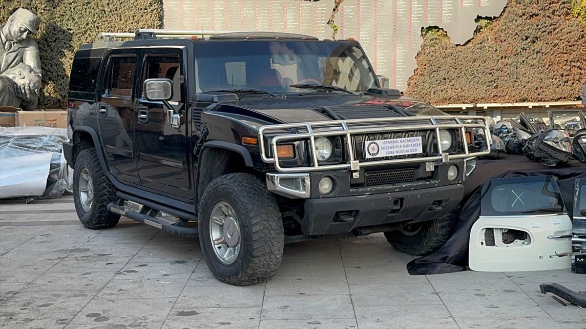 İstanbul'da 110 milyon avro değerinde 2 çalıntı otomobil ve yurtdışından kaçak yollarla getirilmiş...