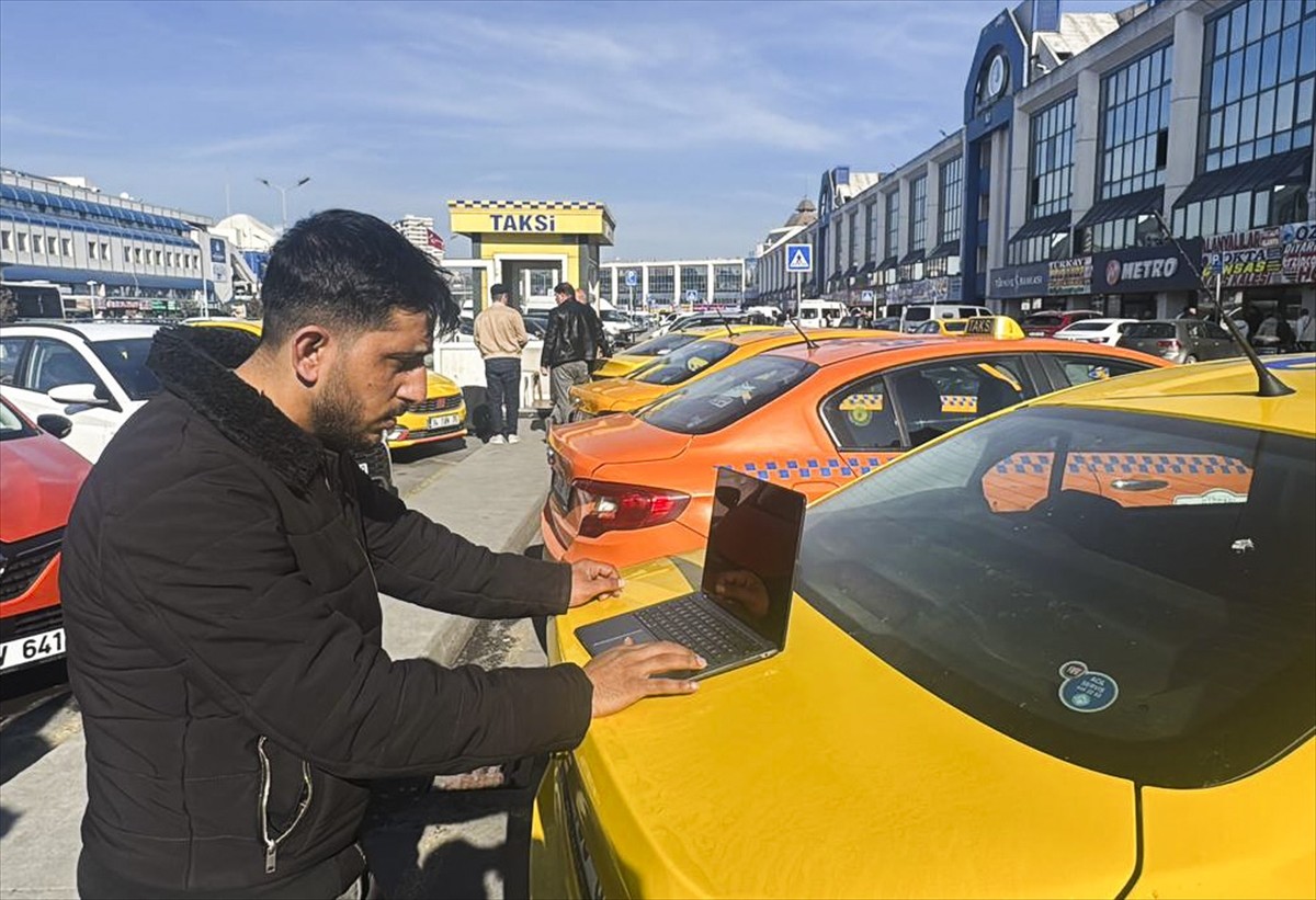 İstanbul'da çalışan bazı otobüs, taksi ve minibüs şoförleri, Anadolu Ajansının (AA) gözünden...