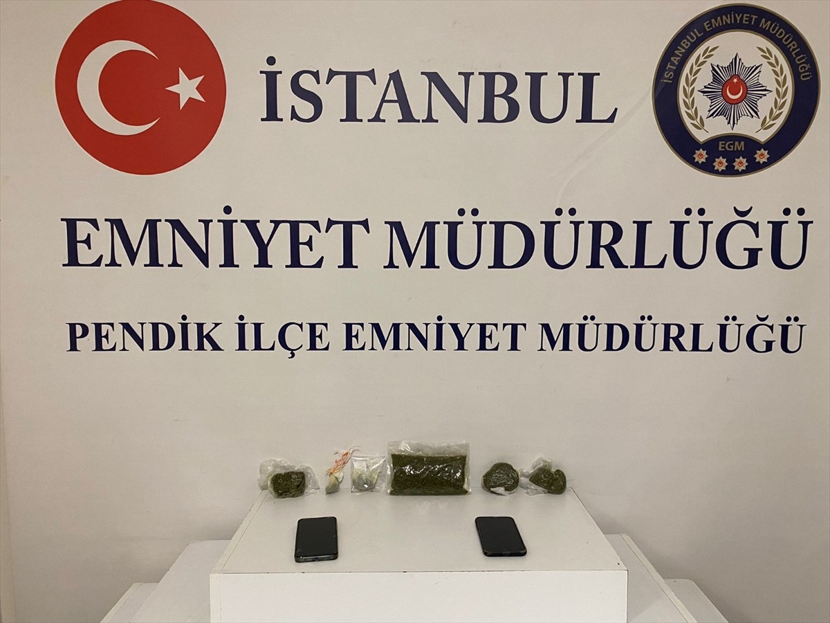 İstanbul'da iki ayrı uyuşturucu operasyonunda gözaltına alınan 5 şüpheliden 4'ü tutuklandı....