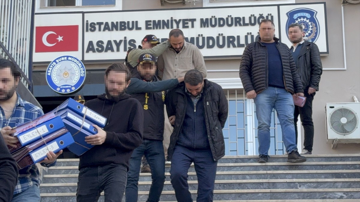 İstanbul'da İstanbul Asayiş Şube Müdürlüğü ekiplerince, araçlarına binen turistleri, paralarını...