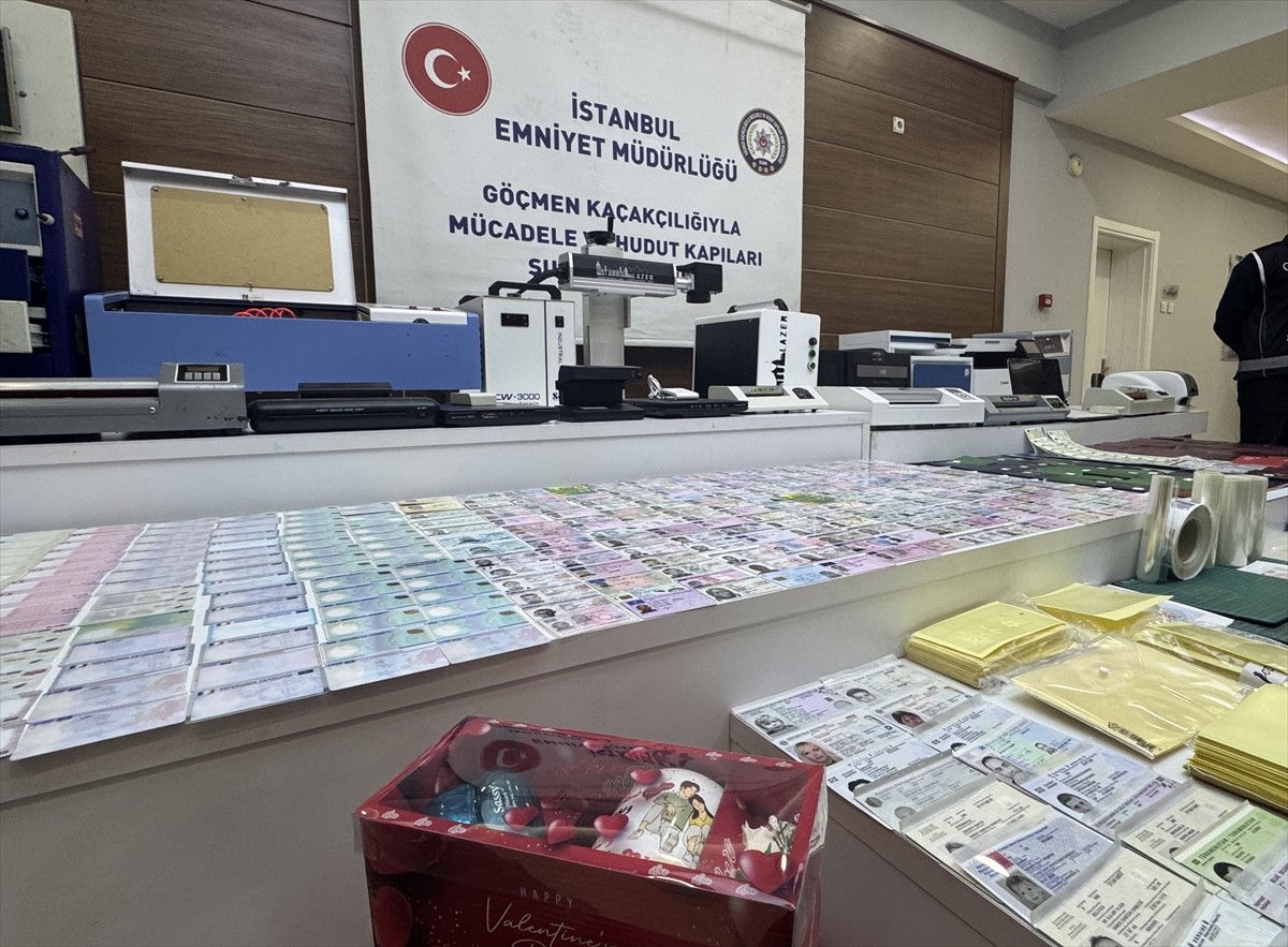 İstanbul'da, sahte kimlik ve pasaport düzenledikleri iddiasıyla gözaltına alınan 9 şüpheliden 8'i...