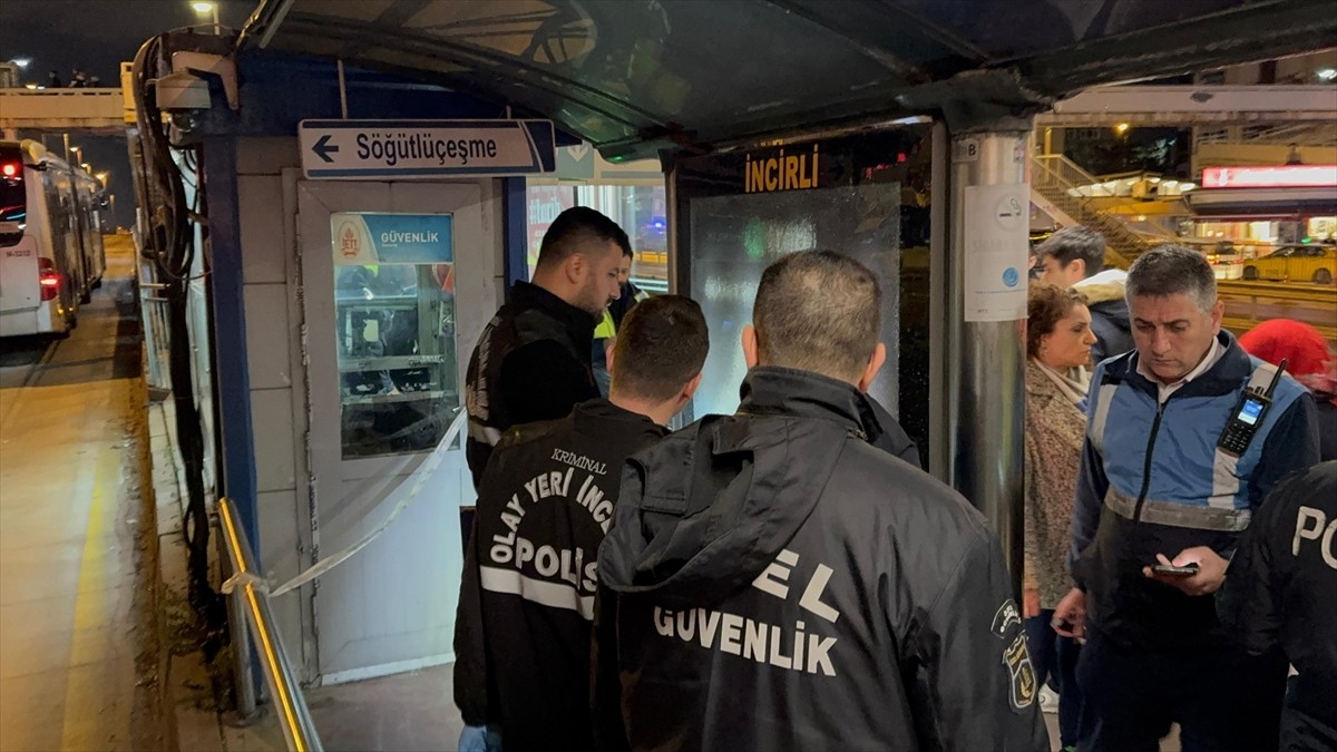 İstanbul'da seyir halindeki metrobüste silahla havaya ateş eden şüpheli, İncirli durağında polis...