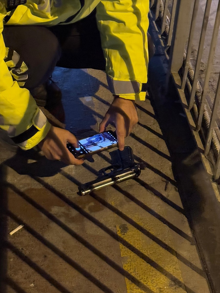 İstanbul'da seyir halindeki metrobüste silahla havaya ateş eden şüpheli, İncirli durağında polis...