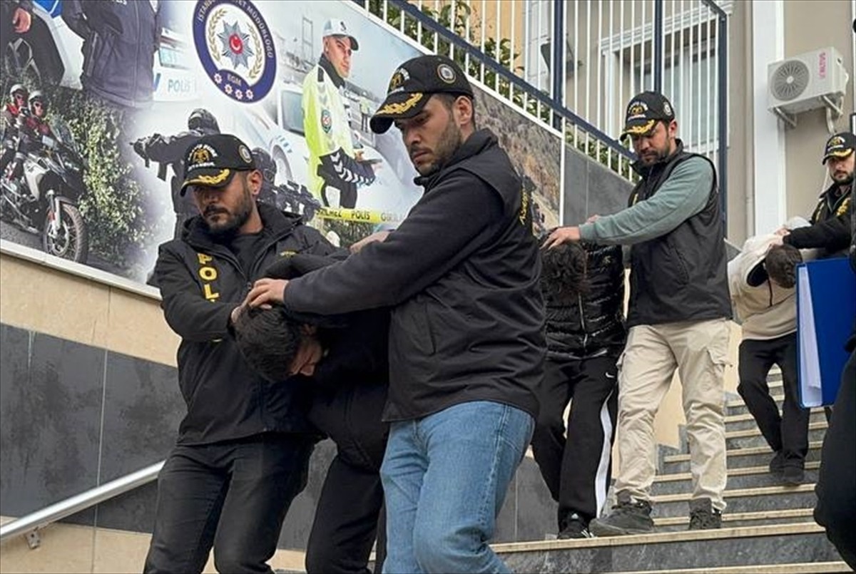 İstanbul'da silahla ateş açtıkları iş yerlerinin sahiplerinden 15 milyon lira haraç istedikleri...