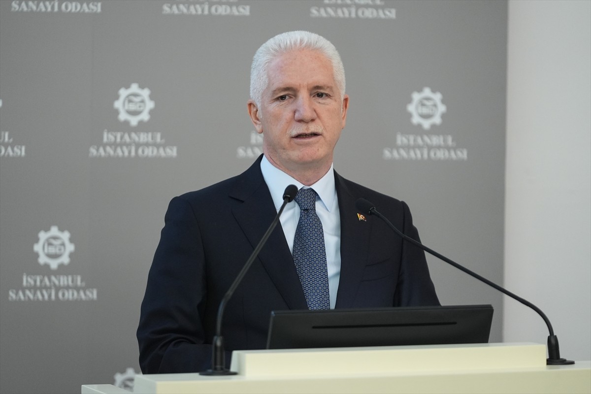 İstanbul Valisi Davut Gül, Odakule Fazıl Zobu Meclis Salonu'nda düzenlenen, İstanbul Sanayi Odası...