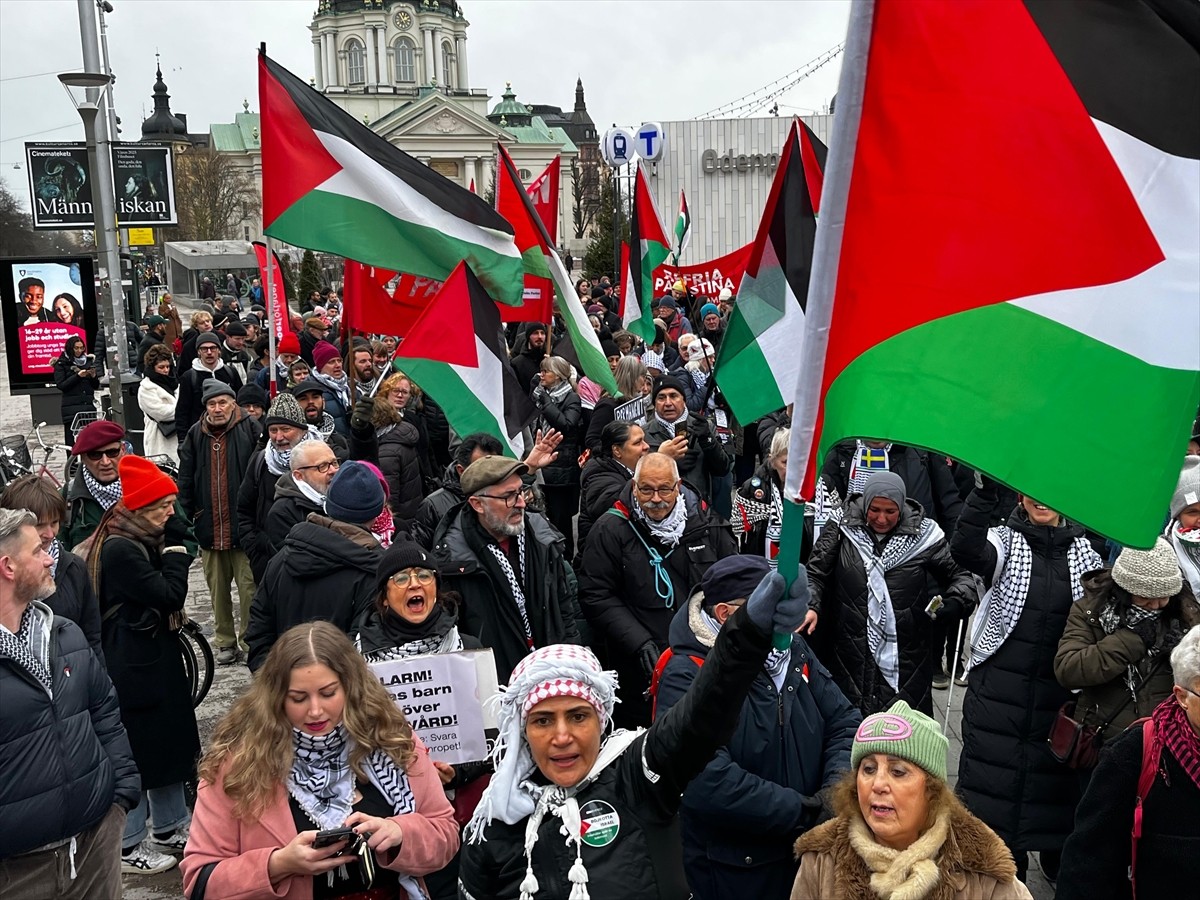 İsveç'in başkenti Stockholm'de Filistin'e destek gösterisi düzenleyen yüzlerce kişi, Gazze'de...