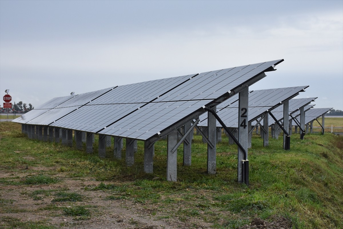 İtalya'nın başkenti Roma'nın Uluslararası Fiumicino Havalimanı'nda fotovoltaik panellerle kurulan...