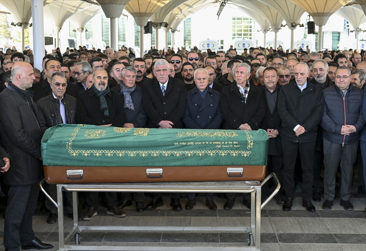 İYİ Parti Genel Başkanı Müsavat Dervişoğlu, bağımsız Ankara Milletvekili Koray Aydın'ın babası...