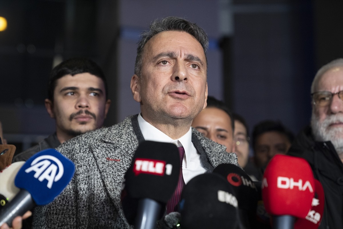 İYİ Parti Genel Başkanı Müsavat Dervişoğlu, Zafer Partisi Genel Başkanı Ümit Özdağ'ın...