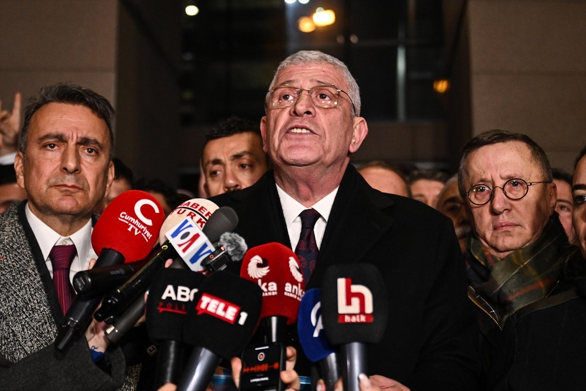 İYİ Parti Genel Başkanı Müsavat Dervişoğlu, Zafer Partisi Genel Başkanı Ümit Özdağ'ın...