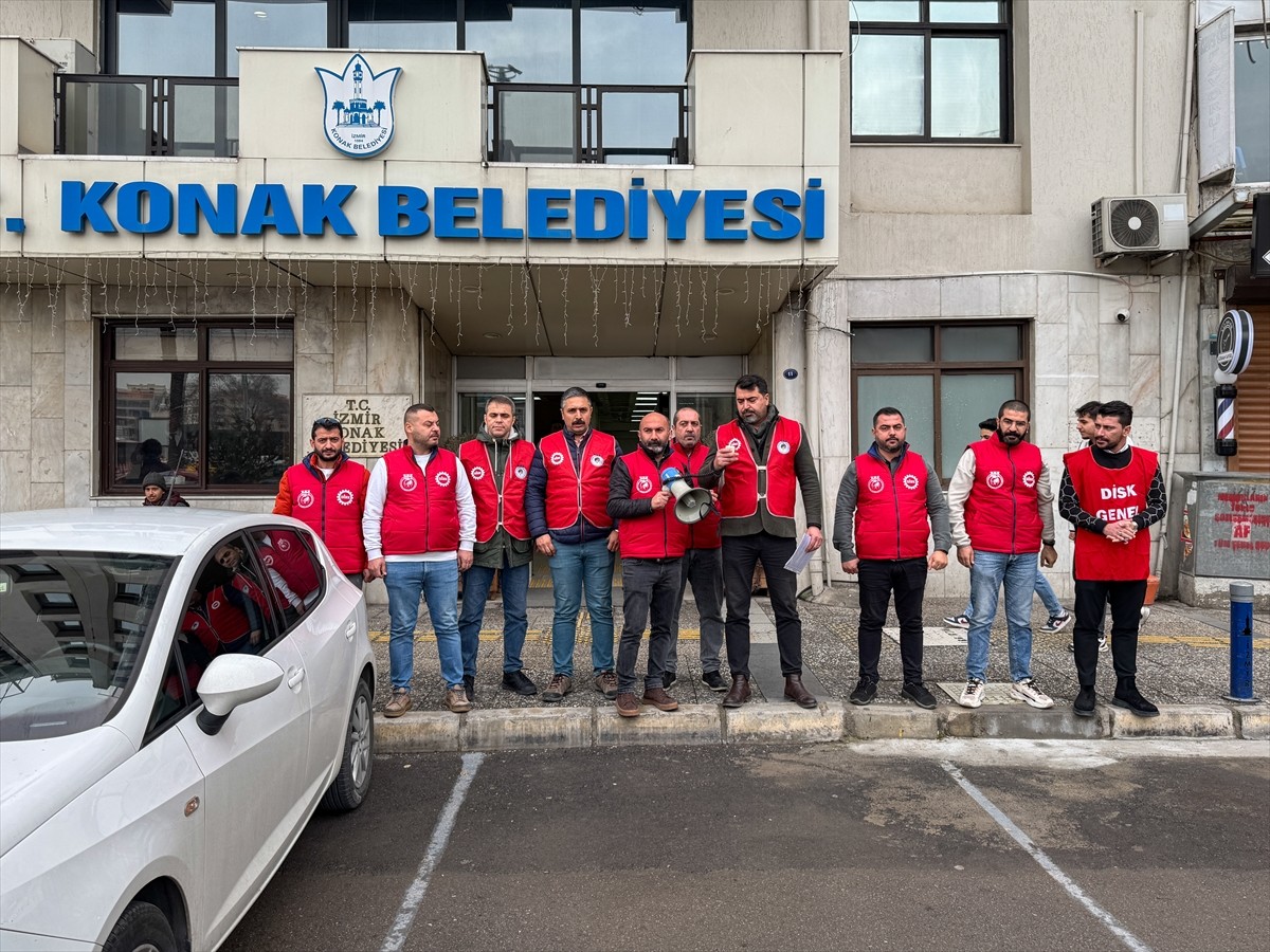 İzmir'de maaşlarının eksik yattığını belirten Konak Belediyesi çalışanları, "uyarı eylemi"...